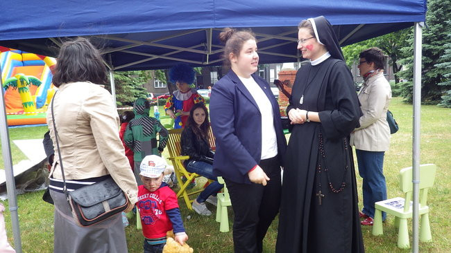 Wóz bojowy przed kościołem (zdjęcia)