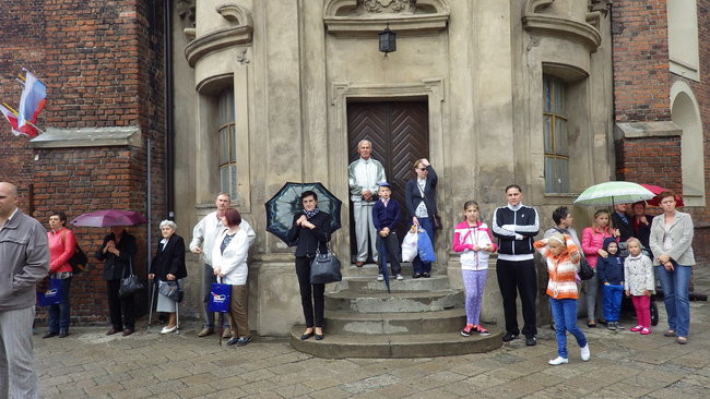 Wóz bojowy przed kościołem (zdjęcia)