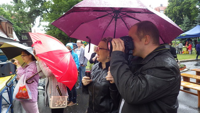 Wóz bojowy przed kościołem (zdjęcia)