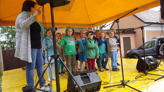 Wóz bojowy przed kościołem (zdjęcia)