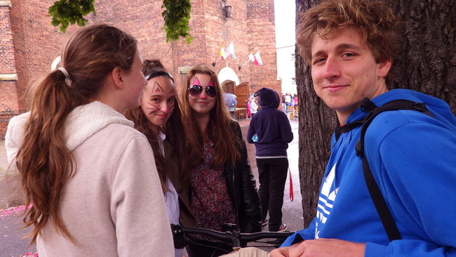 Wóz bojowy przed kościołem (zdjęcia)