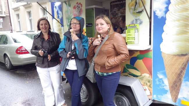 Wóz bojowy przed kościołem (zdjęcia)