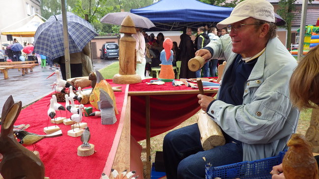 Wóz bojowy przed kościołem (zdjęcia)