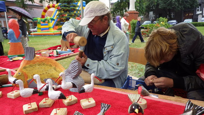 Wóz bojowy przed kościołem (zdjęcia)