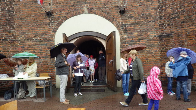 Wóz bojowy przed kościołem (zdjęcia)