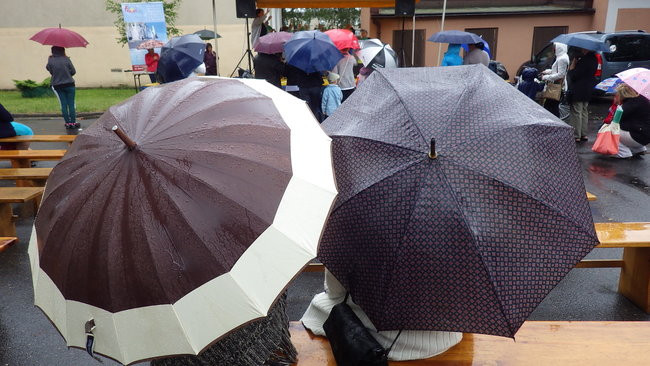 Wóz bojowy przed kościołem (zdjęcia)