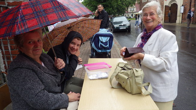 Wóz bojowy przed kościołem (zdjęcia)