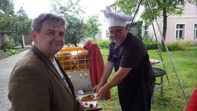 Wóz bojowy przed kościołem (zdjęcia)