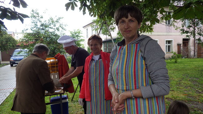 Wóz bojowy przed kościołem (zdjęcia)