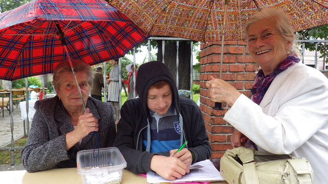 Wóz bojowy przed kościołem (zdjęcia)