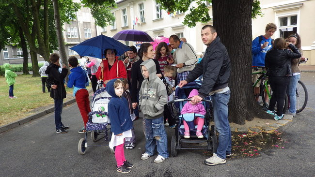 Wóz bojowy przed kościołem (zdjęcia)