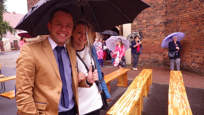 Wóz bojowy przed kościołem (zdjęcia)