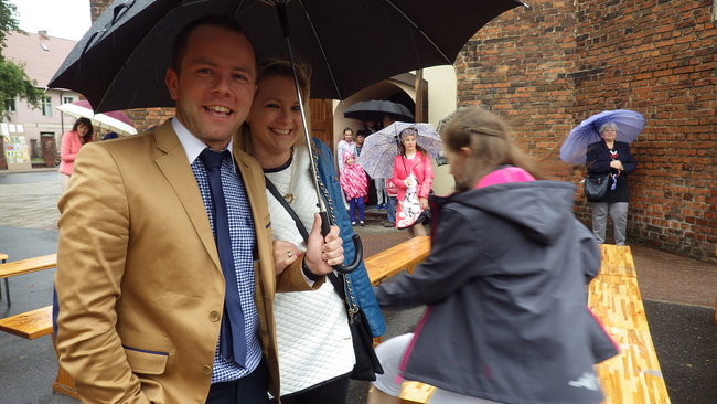 Wóz bojowy przed kościołem (zdjęcia)