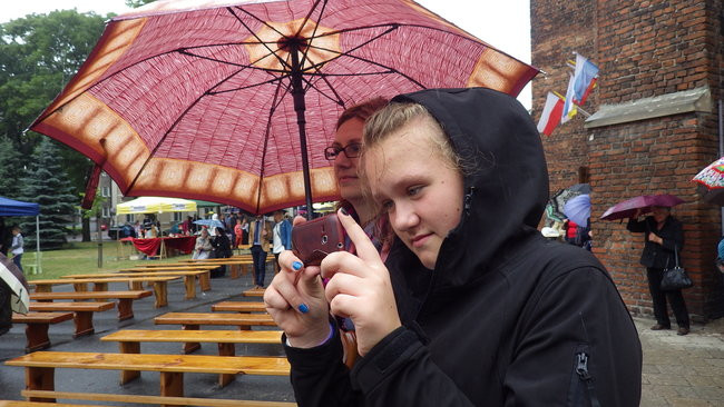 Wóz bojowy przed kościołem (zdjęcia)