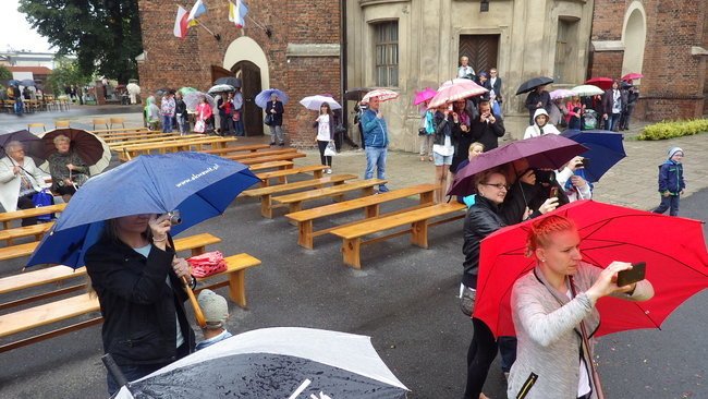 Wóz bojowy przed kościołem (zdjęcia)