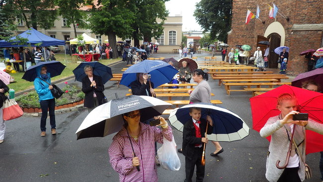 Wóz bojowy przed kościołem (zdjęcia)