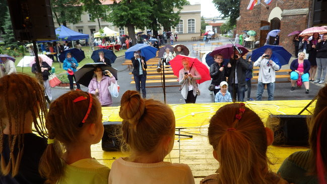 Wóz bojowy przed kościołem (zdjęcia)