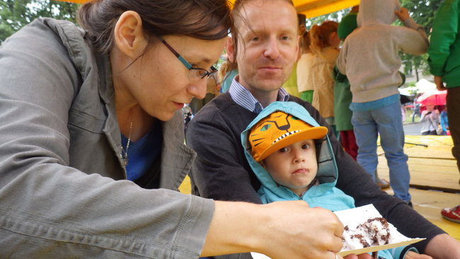 Wóz bojowy przed kościołem (zdjęcia)