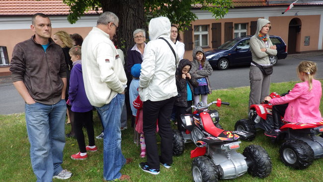 Wóz bojowy przed kościołem (zdjęcia)