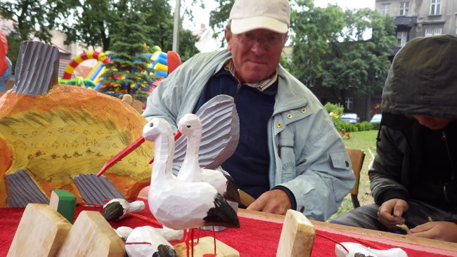 Wóz bojowy przed kościołem (zdjęcia)