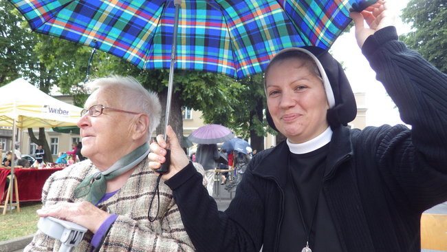 Wóz bojowy przed kościołem (zdjęcia)