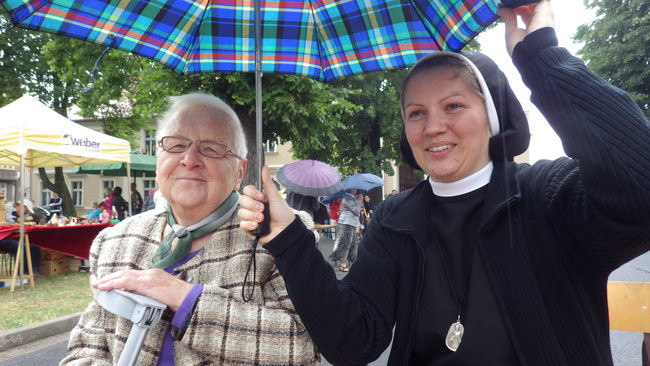 Wóz bojowy przed kościołem (zdjęcia)