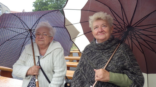 Wóz bojowy przed kościołem (zdjęcia)