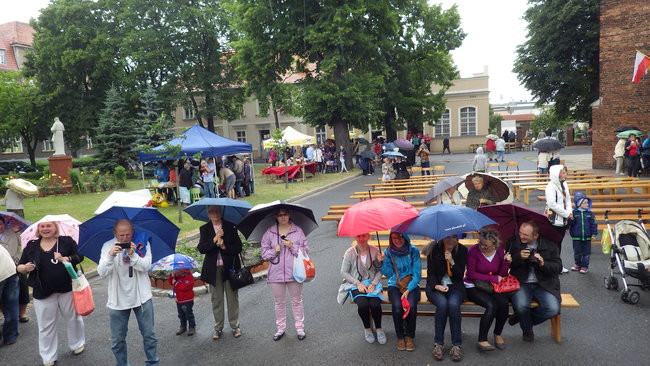 Wóz bojowy przed kościołem (zdjęcia)