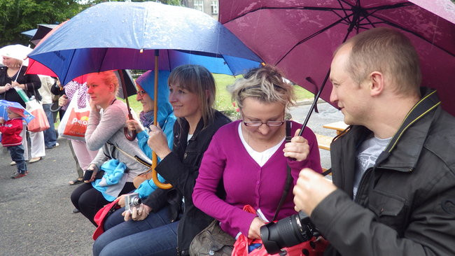 Wóz bojowy przed kościołem (zdjęcia)