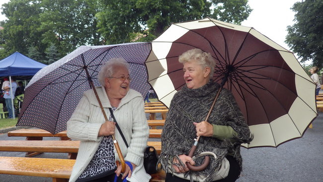 Wóz bojowy przed kościołem (zdjęcia)