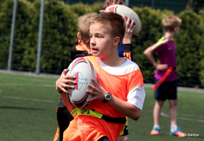 Dziecięce rugby na Orliku (zdjęcia)