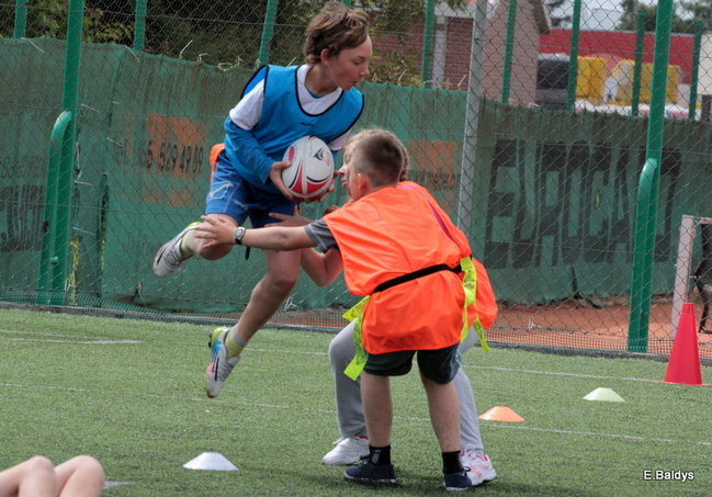 Dziecięce rugby na Orliku (zdjęcia)