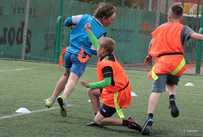 Dziecięce rugby na Orliku (zdjęcia)