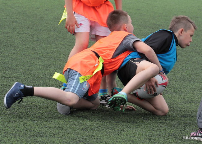 Dziecięce rugby na Orliku (zdjęcia)
