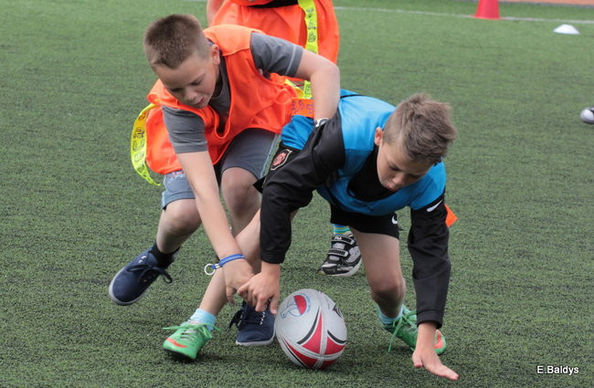 Dziecięce rugby na Orliku (zdjęcia)