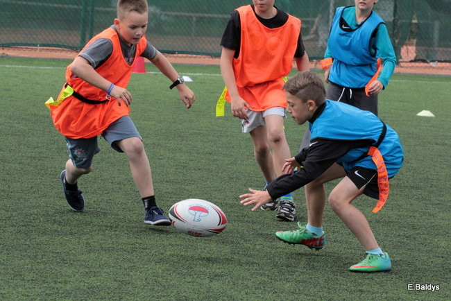 Dziecięce rugby na Orliku (zdjęcia)