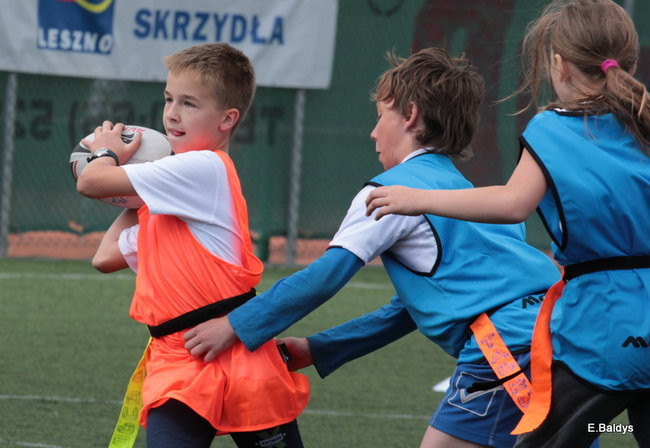 Dziecięce rugby na Orliku (zdjęcia)