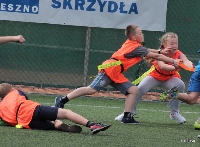 Dziecięce rugby na Orliku (zdjęcia)