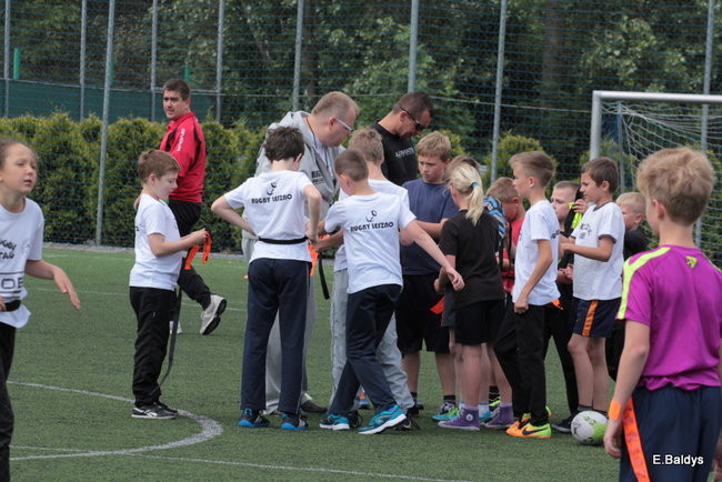 Dziecięce rugby na Orliku (zdjęcia)