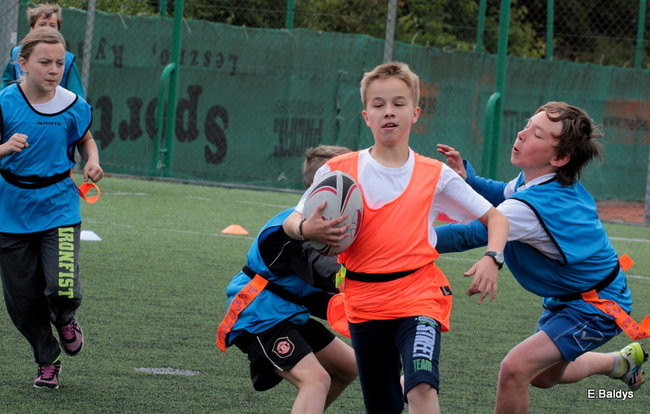 Dziecięce rugby na Orliku (zdjęcia)