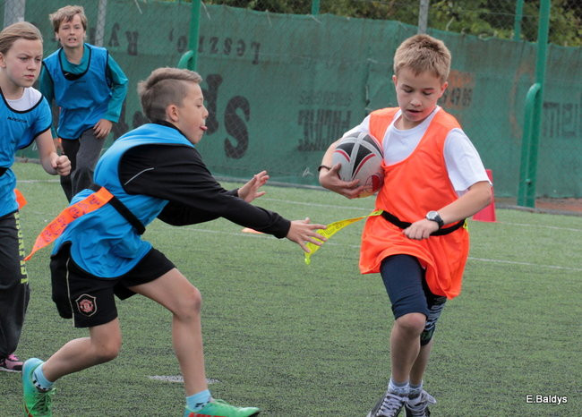 Dziecięce rugby na Orliku (zdjęcia)