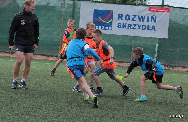 Dziecięce rugby na Orliku (zdjęcia)