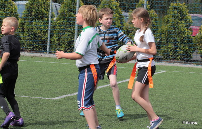Dziecięce rugby na Orliku (zdjęcia)