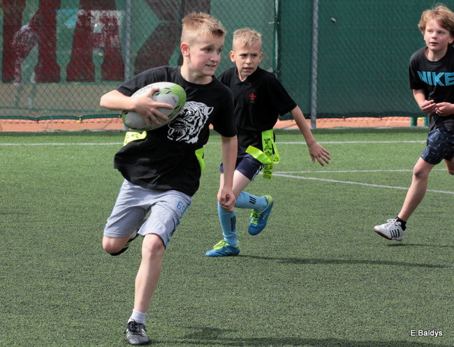 Dziecięce rugby na Orliku (zdjęcia)