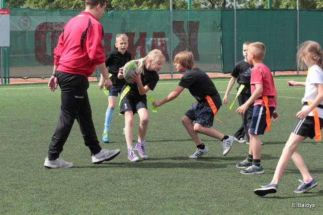 Dziecięce rugby na Orliku (zdjęcia)
