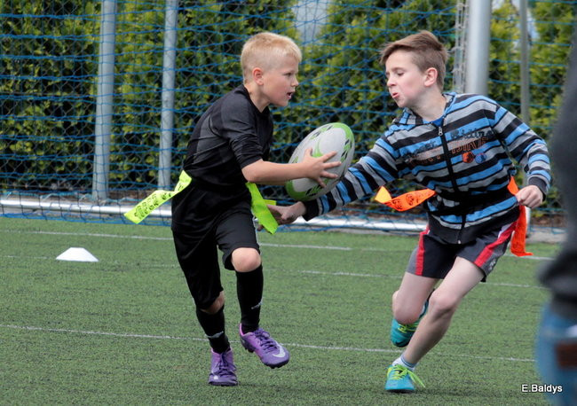 Dziecięce rugby na Orliku (zdjęcia)