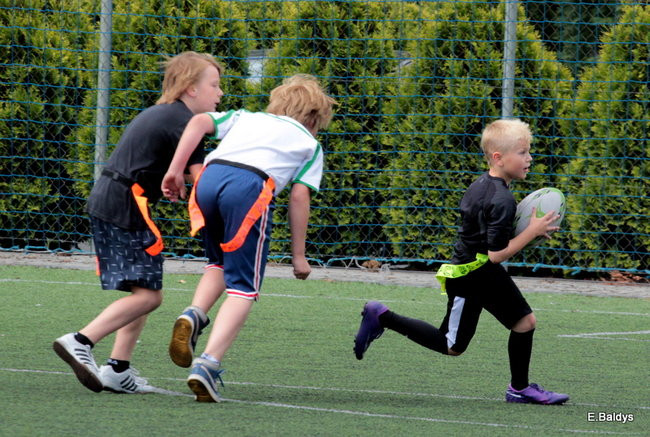 Dziecięce rugby na Orliku (zdjęcia)