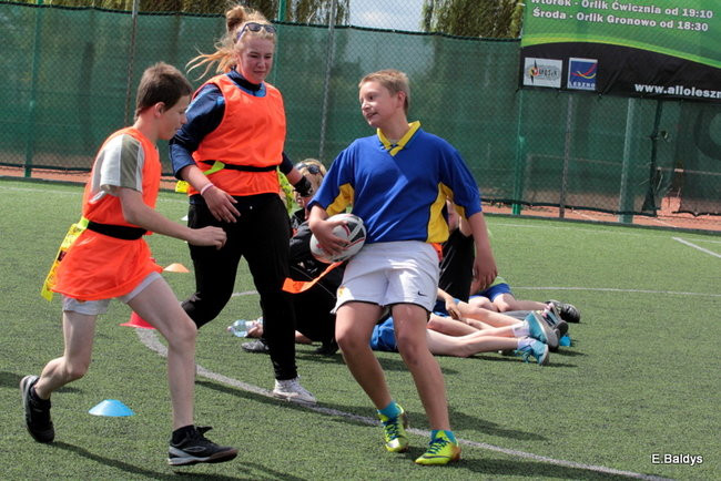 Dziecięce rugby na Orliku (zdjęcia)