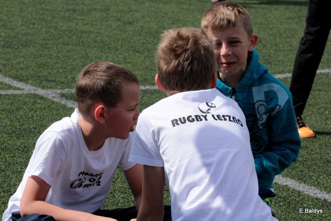 Dziecięce rugby na Orliku (zdjęcia)