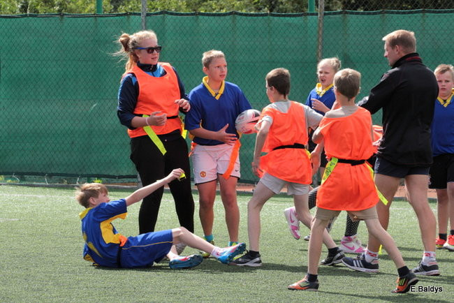 Dziecięce rugby na Orliku (zdjęcia)